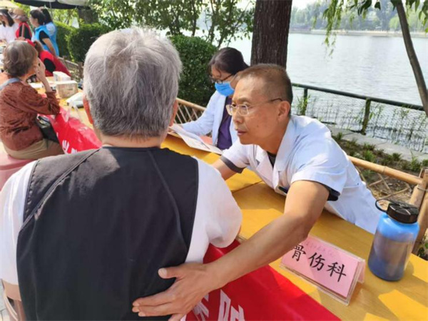 护国寺中医医院参与2025年什刹海街道春季养老文化市集义诊活动