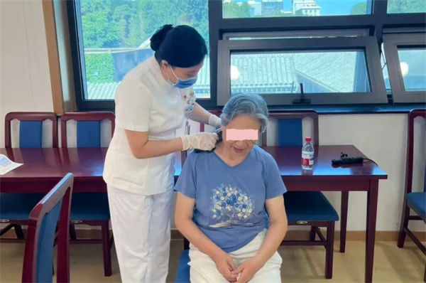 【护中·动态】非遗正骨守初心  古法熥药舒筋骨——护国寺中医医院骨伤科赴自然资源部开展公益义诊活动